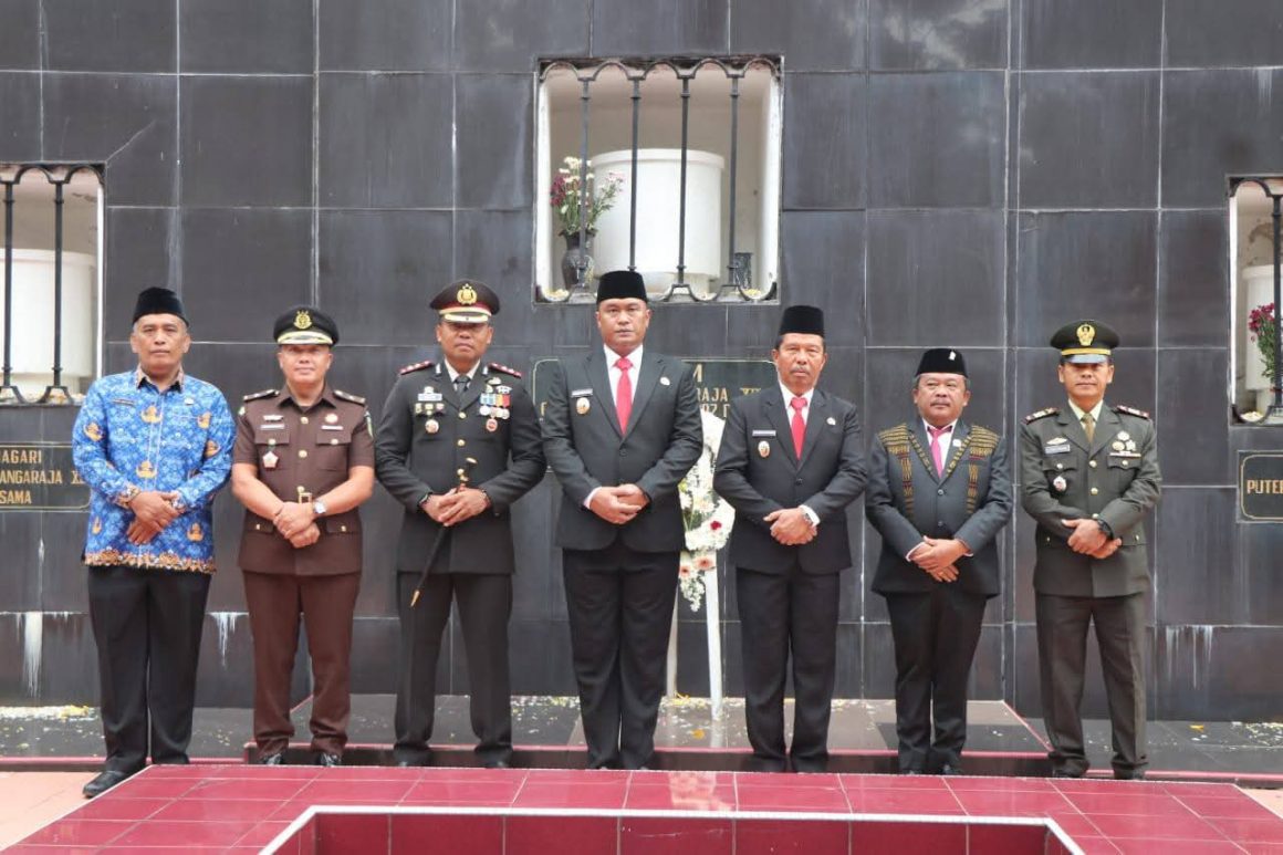 PEMERINAH KABUPATEN TOBA PERINGATI HARI PAHLAWAN DENGAN UPACARA DI MAKAM PAHLAWAN NASIONAL DAN HALAMAN KANTOR BUPATI PEMERINAH KABUPATEN TOBA PERINGATI HARI PAHLAWAN DENGAN UPACARA DI MAKAM PAHLAWAN NASIONAL DAN HALAMAN KANTOR BUPATI