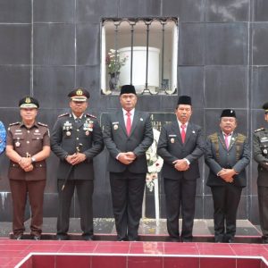 PEMERINAH KABUPATEN TOBA PERINGATI HARI PAHLAWAN DENGAN UPACARA DI MAKAM PAHLAWAN NASIONAL DAN HALAMAN KANTOR BUPATI PEMERINAH KABUPATEN TOBA PERINGATI HARI PAHLAWAN DENGAN UPACARA DI MAKAM PAHLAWAN NASIONAL DAN HALAMAN KANTOR BUPATI