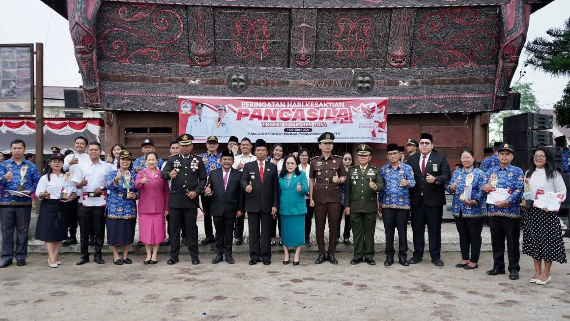PEMERINTAH KABUPATEN TOBA MELAKSANAKAN UPACARA HARI KESAKTIAN PANCASILA DENGAN TEGUHKAN TEKAD KEBERSAMAAN DAN RAYAKAN SEMANGAT PANCASILA